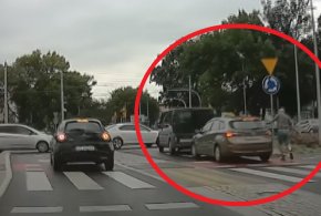 Toruń: Senior wpadł w furię na przejściu dla pieszych. W ruch poszła parasolka-53784