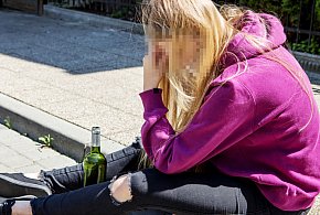 Toruń: Pijana dziewczynka z podrobionym dowodem. Piła wódkę z "gwinta"-55220