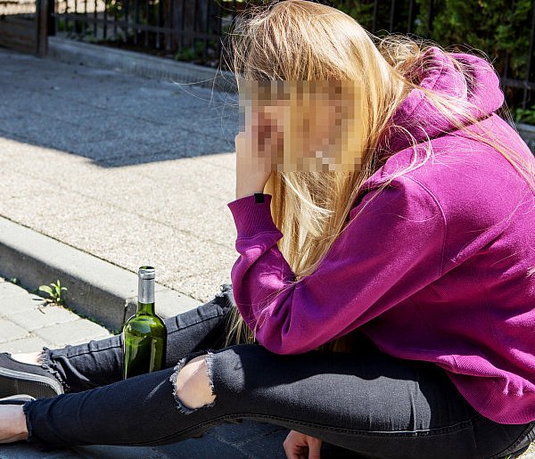 Toruń: Pijana dziewczynka z podrobionym dowodem. Piła wódkę z "gwinta"-55220
