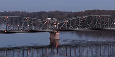PILNE: Próba SAMOBÓJCZA na moście w Toruniu! Mężczyzna już za barierkami-55383