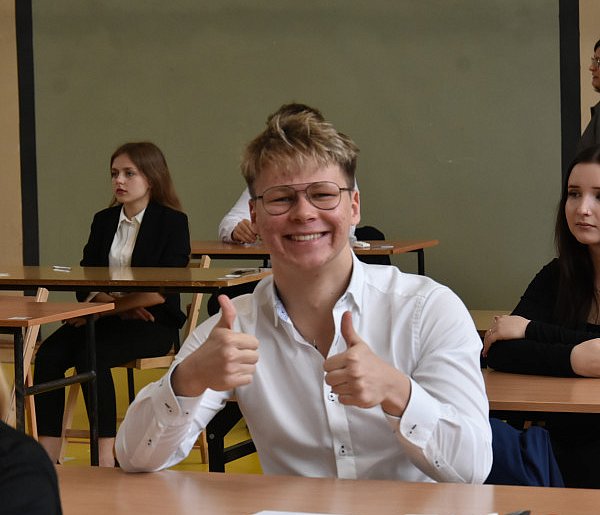Toruńscy maturzyści rozpoczęli egzaminy. Odwiedziliśmy ich chwilę przed...-55416