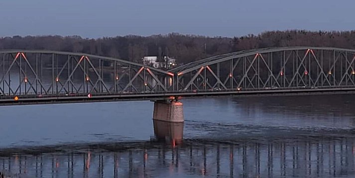 Próba SAMOBÓJCZA na moście w Toruniu! Mężczyzna już za barierkami
