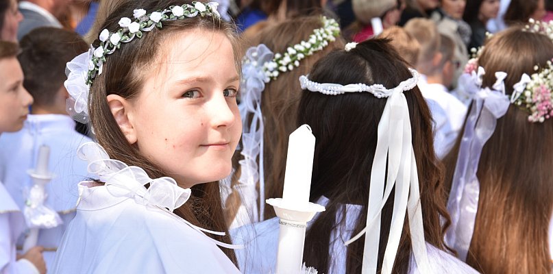 Wielka uroczystość na Rynku Nowomiejskim. Dzieci przyjęły Komunię [FOTO] - 55843