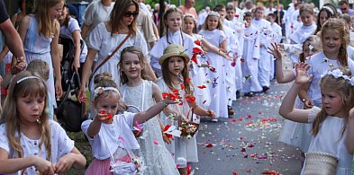 Setki wiernych na procesji na Bielanach. Było pięknie i uroczyście [FOTO]-56254