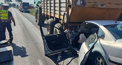  Tragiczny wypadek z udziałem ciągnika i passata. Nie żyje pasażer [FOTO]-59810