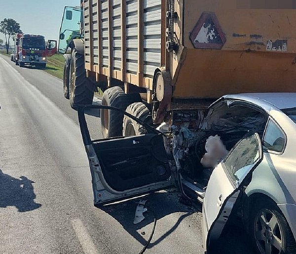  Tragiczny wypadek z udziałem ciągnika i passata. Nie żyje pasażer [FOTO]-59810