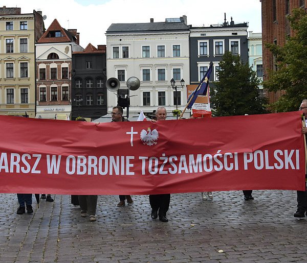 Tłumy na ulicach Torunia: Zaciekle bronili religii w szkołach [FOTO] -60092