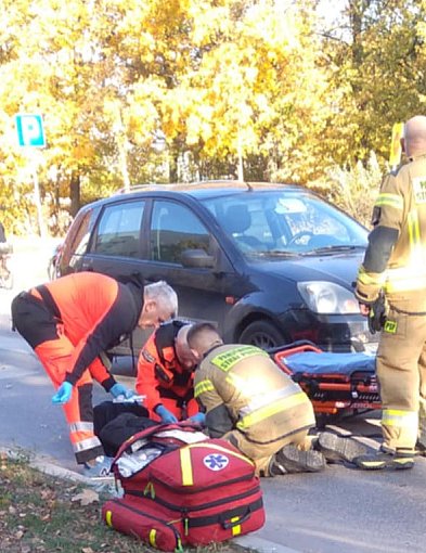 Wypadek pod szkołą. 18-latka w ciężkim stanie zabrana do szpitala [FOTO]-60845