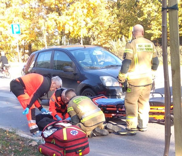 Wypadek pod szkołą. 18-latka w ciężkim stanie zabrana do szpitala [FOTO]-60845