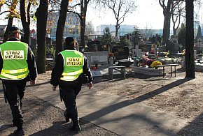 Strażnicy z noktowizorami na nocnych patrolach-61295