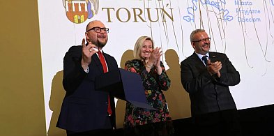 Toruń z nowym tytułem od UNICEF! Prezydent odebrał elitarny certyfikat -61674