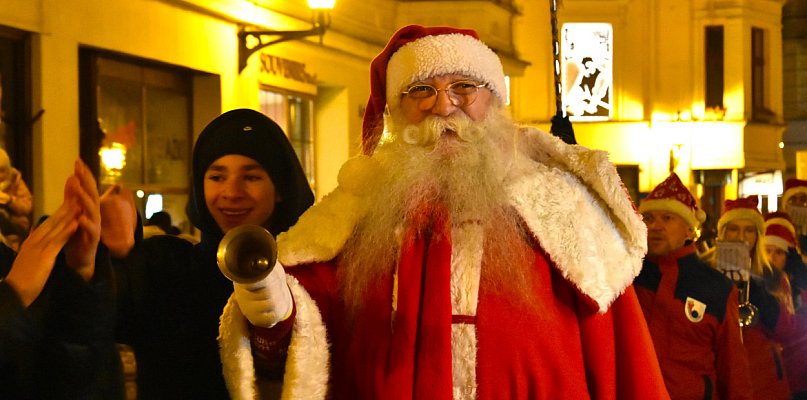 Dzyń, dzyń, dzyń! Święty Mikołaj przyjechał do Torunia [FOTO] - 61913