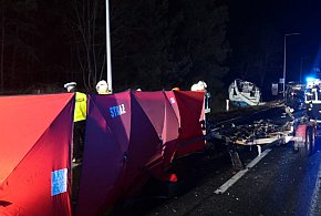 Tragiczny wypadek na DK10. Zginęło dwóch mężczyzn, pasażerka walczy o życie [FOTO]-61920