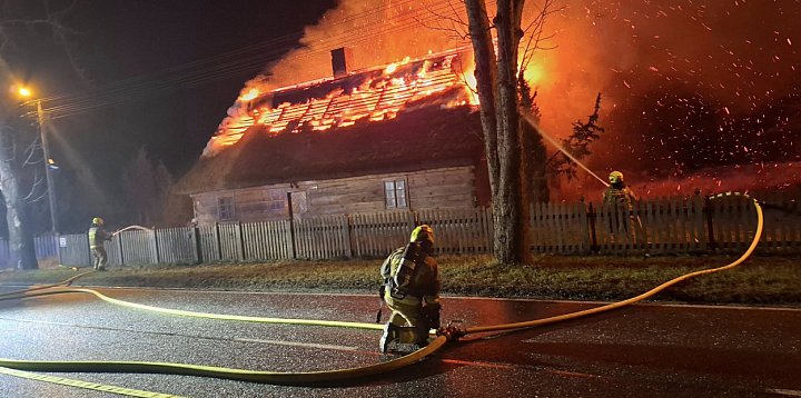 Pożar w sylwestrową noc: 6 zastępów straży w akcji-63165