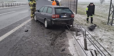 Warunki na drodze robią swoje. Wypadek na A1 pod Toruniem. Kierowca w szpitalu-63340