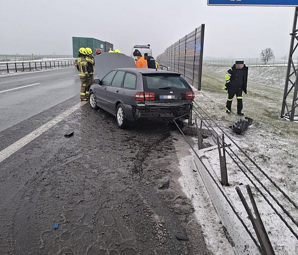 Warunki na drodze robią swoje. Wypadek na A1 pod Toruniem. Kierowca w szpitalu-63340