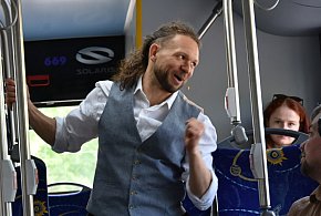 Spektakl w autobusie, którego nie zapomnisz. „Drogi” ruszają w trasę po Toruniu-66845