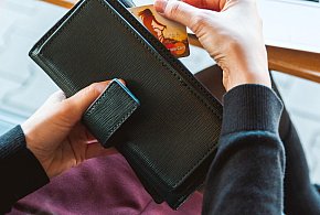 Emeryci coraz częściej rezygnują z gotówki. Wiemy, dlaczego-66963