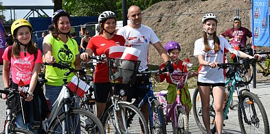 Biało-czerwony peleton przejechał przez Toruń! Mieszkańcy świętowali Dzień Flagi-66982