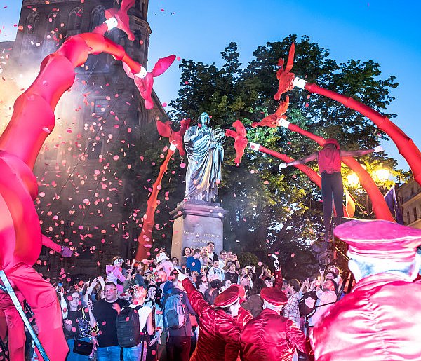 Olbrzymie żyrafy opanowały toruńską starówkę! Spektakl „Les Girafes” [FOTO]-66984