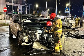 Groźne zderzenie w centrum! Samochód skosił sygnalizator dla pieszych [FOTO]-66990