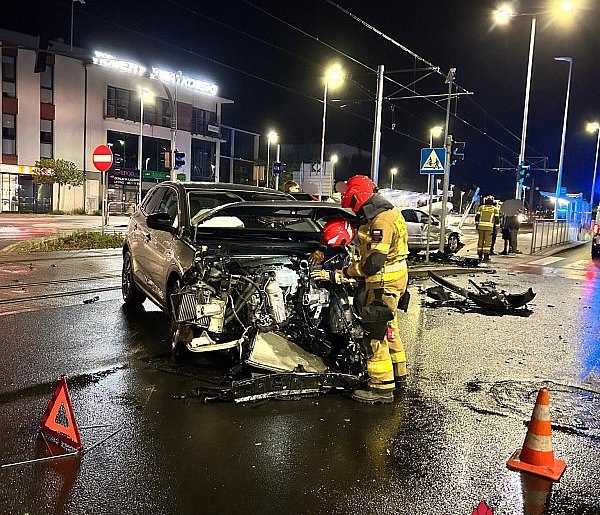 Groźne zderzenie w centrum! Samochód skosił sygnalizator dla pieszych [FOTO]-66990