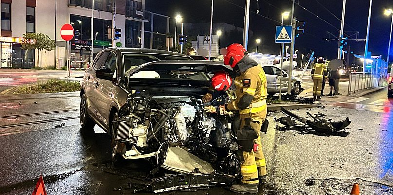 Groźne zderzenie w centrum! Samochód skosił sygnalizator dla pieszych [FOTO] - 66990