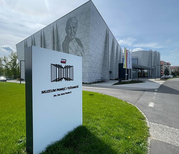 Fundacja broni Muzeum o. Rydzyka jak lew! Do parafii możesz zamówić sobie...-67117