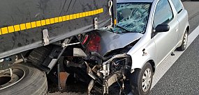 Wypadek na A1 po Toruniem! Osobówka pod tirem
