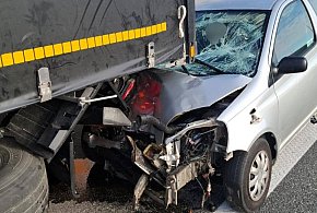 Wypadek na A1 po Toruniem! Osobówka wylądowała pod tirem. Dwie osoby w szpitalu-67209