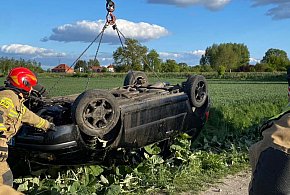 Niebezpieczne chwile pod Toruniem. Kierowca dachował w przydrożnym rowie!-67221