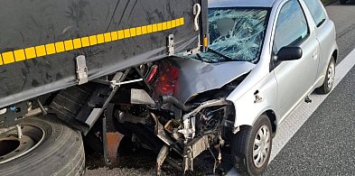 Wypadek na A1 po Toruniem! Osobówka wylądowała pod tirem. Dwie osoby w szpitalu-67209