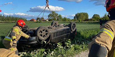 Kierowca dachował w przydrożnym rowie! [FOTO]-67221