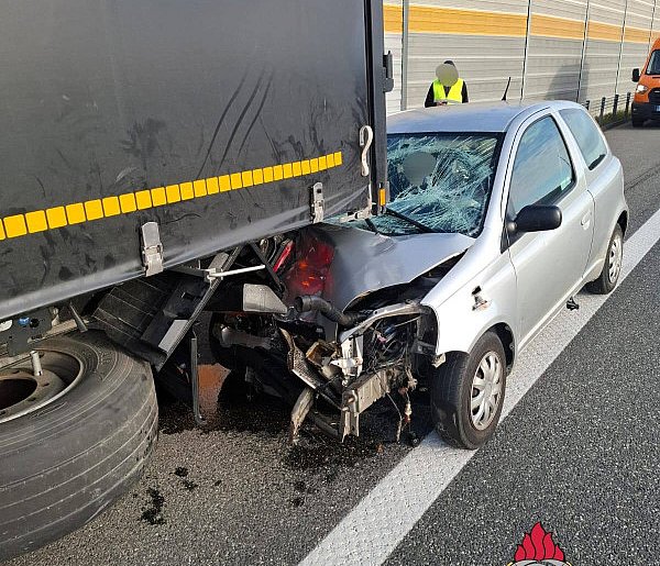 Wypadek na A1 po Toruniem! Osobówka wylądowała pod tirem. Dwie osoby w szpitalu-67209