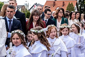 Białe alby królowały w ten weekend. Pierwsza Komunia na Stawkach [FOTO]-67313