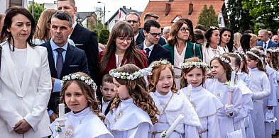Białe alby królowały w ten weekend. Pierwsza Komunia na Stawkach [FOTO]-67313