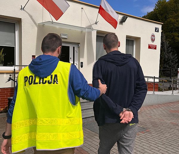 32-latek z Łysomic terroryzował sąsiada. W domu miał cały arsenał-67310