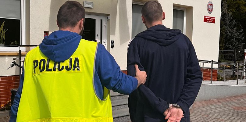 32-latek z Łysomic terroryzował sąsiada. W domu miał cały arsenał - 67310
