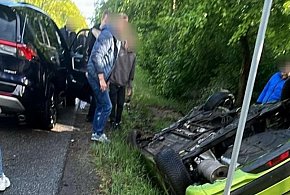 Czołówka i dachowanie na krajowej jedynce. Śmigłowiec zabrał rannego [FOTO]-67467
