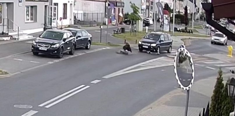 Hulajnoga kontra opel na rondzie. Ucierpiała 14-latka [WIDEO Z WYPADKU] - 67474