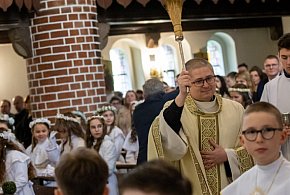 Biała uroczystość i rodzinne wzruszenia. Tak było w kościele MB Zwycięskiej-67516