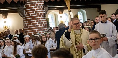 Biała uroczystość i rodzinne wzruszenia. Tak było w kościele MB Zwycięskiej-67516