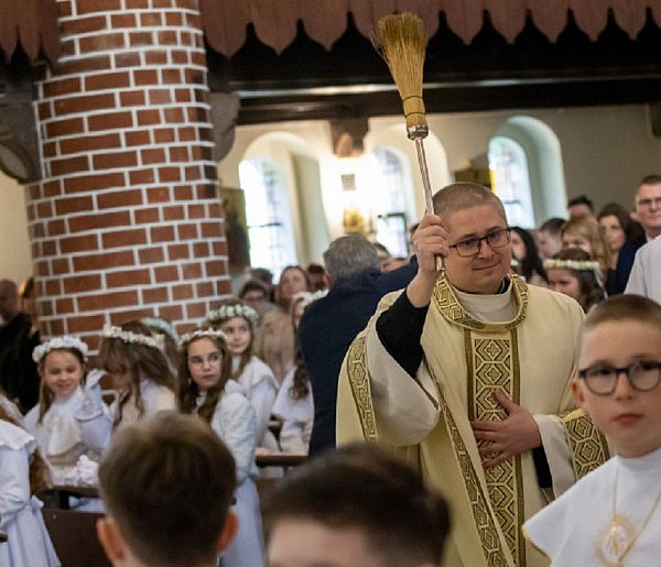Biała uroczystość i rodzinne wzruszenia. Tak było w kościele MB Zwycięskiej-67516