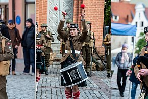 Niecodzienny widok na ulicach miasta. Szkocka orkiestra w przemarszu [FOTO]-67538