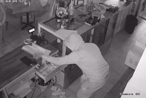 Złodziej „jak ninja” sunął na czworaka po podłodze. Został złapany [WIDEO] -67570