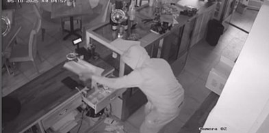 Złodziej „jak ninja” sunął na czworaka po podłodze. Został złapany [WIDEO] -67570