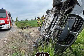BMW leżało na boku w rowie! Dwie osoby trafiły do szpitala [FOTO]-67684
