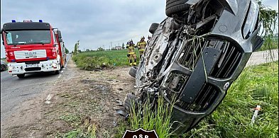 BMW leżało na boku w rowie! Dwie osoby trafiły do szpitala [FOTO]-67684