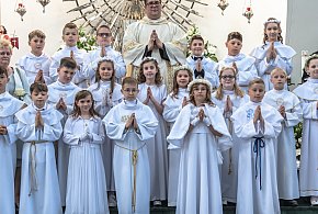 Dzieci przystąpiły do sakramentu. Zobacz Komunię w parafii MB Królowej Polski-67733