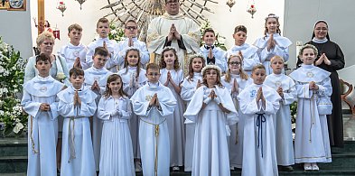Dzieci przystąpiły do sakramentu. Zobacz Komunię w parafii MB Królowej Polski-67733